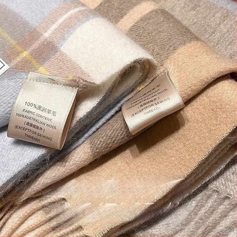 Vilnas šalle ar rakstainu kvadrātu rakstu - Noliktavā; Materiāls: Vilna; Sezona: Pavasaris; Izlaidums: 2021. gada vasara