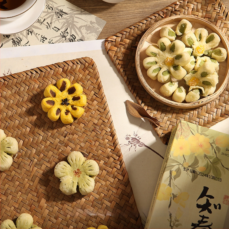 Fotorekviziti u drevnom stilu, antikne jade lutke, drveni pozadinski okvir, kod proizvoda Xw5g7eym