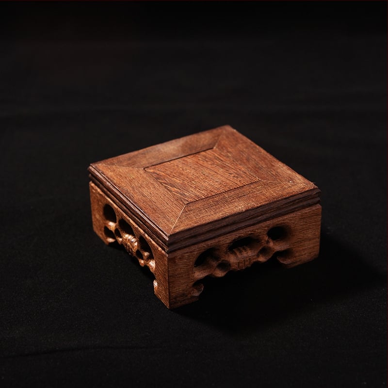 Fotorekviziti u drevnom stilu, antikne jade lutke, drveni pozadinski okvir, kod proizvoda Xw5g7eym