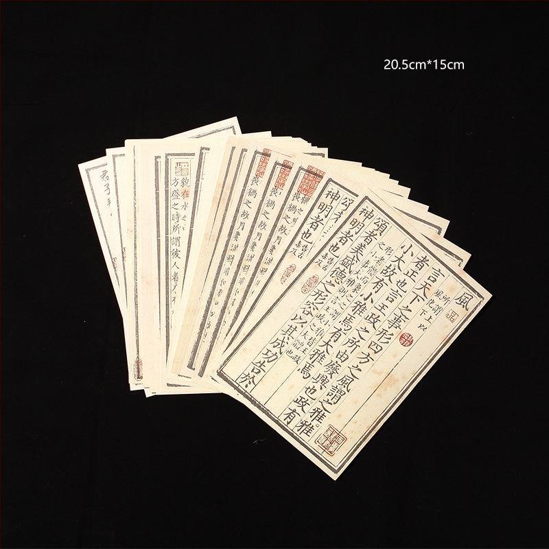 Fotorekviziti u drevnom stilu, antikne jade lutke, drveni pozadinski okvir, kod proizvoda Xw5g7eym