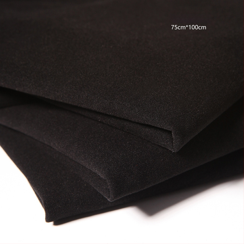 Fotorekviziti u drevnom stilu, antikne jade lutke, drveni pozadinski okvir, kod proizvoda Xw5g7eym