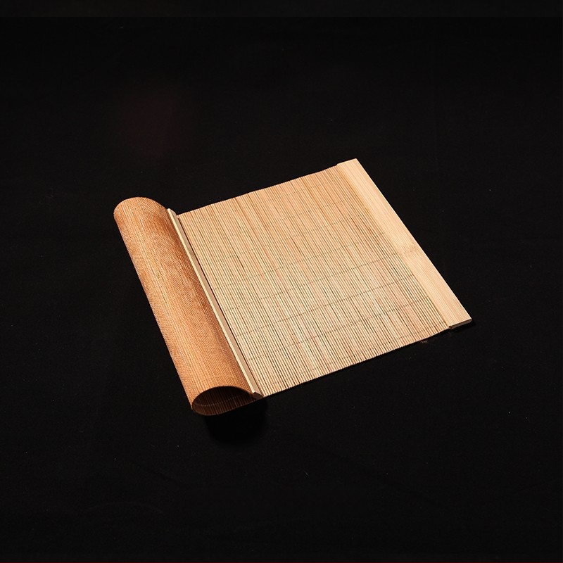 Fotorekviziti u drevnom stilu, antikne jade lutke, drveni pozadinski okvir, kod proizvoda Xw5g7eym