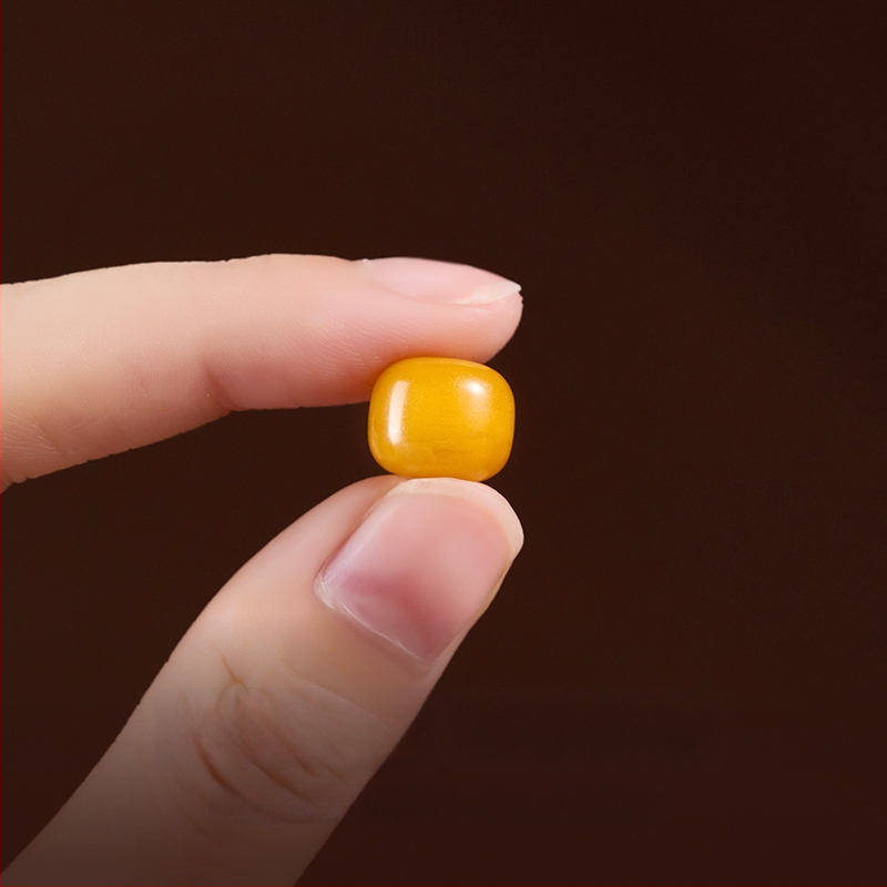 Lahtised helmed – kristallmaterjal, ümmargune kuju, väärikas muster