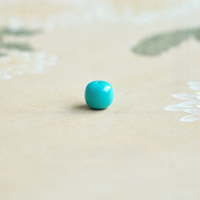 Lahtised helmed – kristallmaterjal, ümmargune kuju, väärikas muster