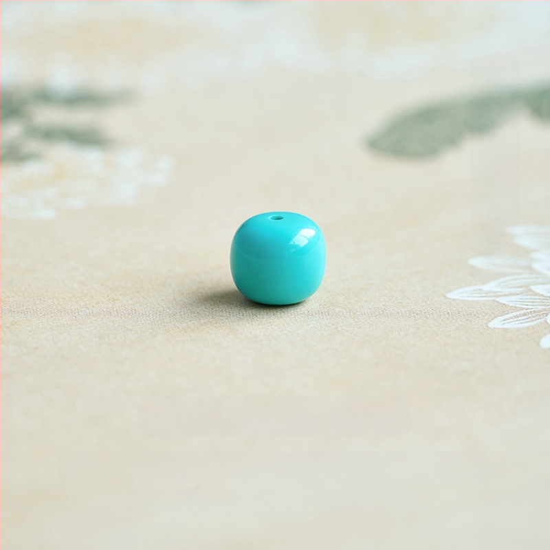 Lahtised helmed – kristallmaterjal, ümmargune kuju, väärikas muster