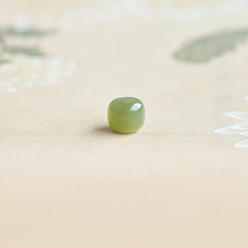 Lahtised helmed – kristallmaterjal, ümmargune kuju, väärikas muster