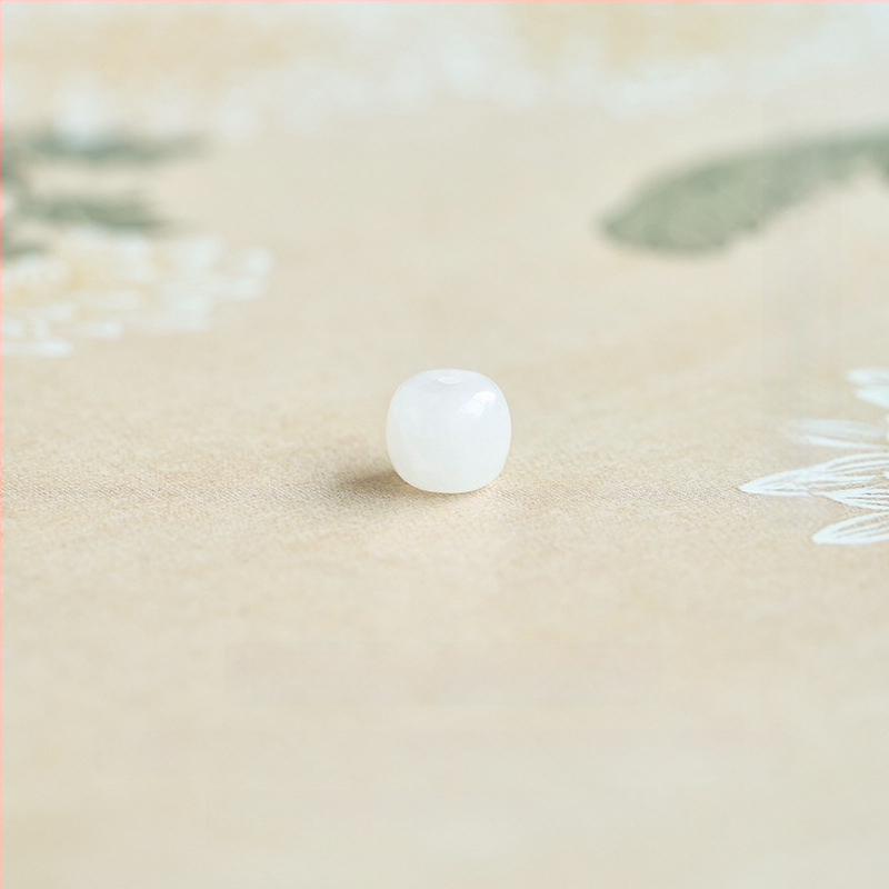 Lahtised helmed – kristallmaterjal, ümmargune kuju, väärikas muster