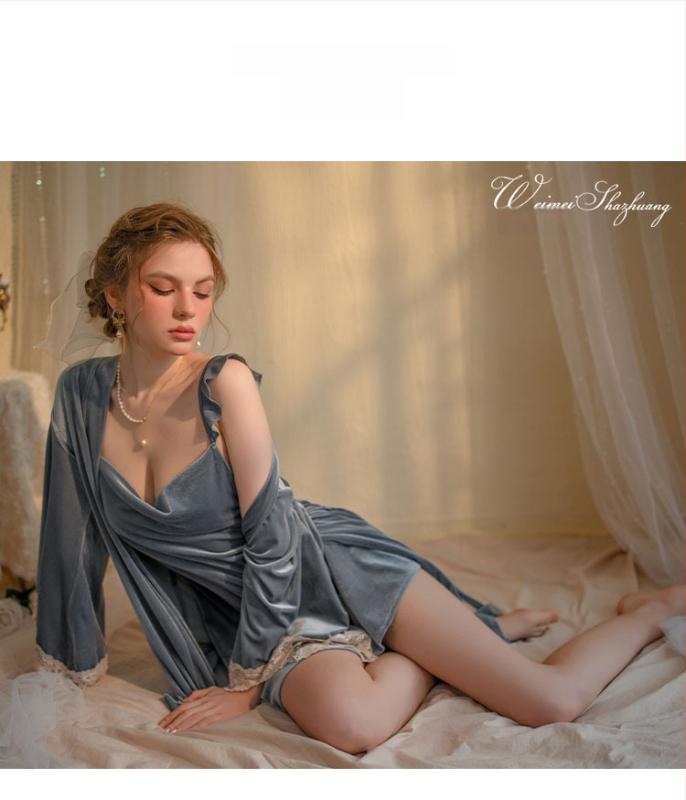 Γυναικείο σετ πιτζάμες από βελούδο με βαθύ V-λαιμό, δαντελένιες επενδύσεις, μακριά μανίκια, κοντή φούστα