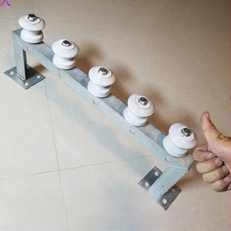 Sienas stiprināms kabelu turētājs elektroinstalācijām un pagaidu kabelu plaukts