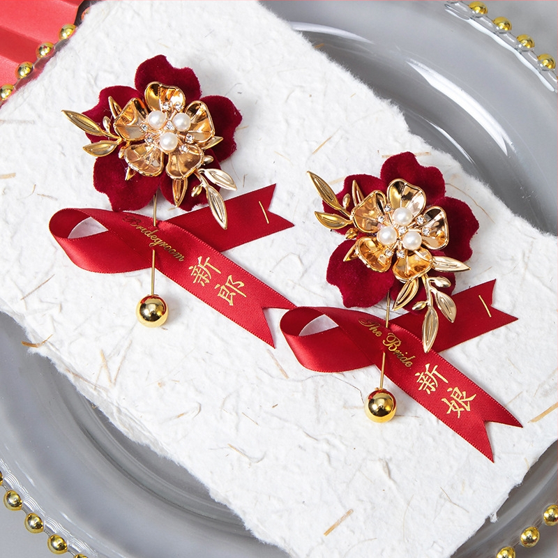 Kāzu corsage komplekts ar zīda ziediem, roku darītas brošes līgavai, līgavim un vecākiem