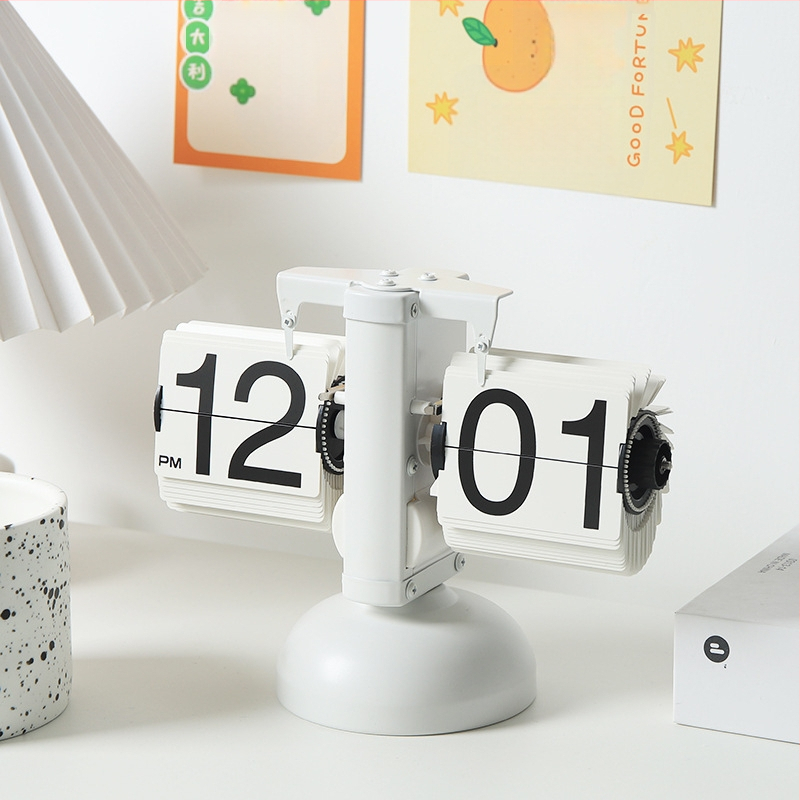 Pulkstenis ar bateriju, metāla korpusu un cipferiem, mūsdienīgs minimālisma stils.