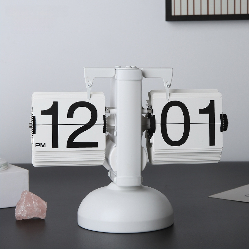 Pulkstenis ar bateriju, metāla korpusu un cipferiem, mūsdienīgs minimālisma stils.