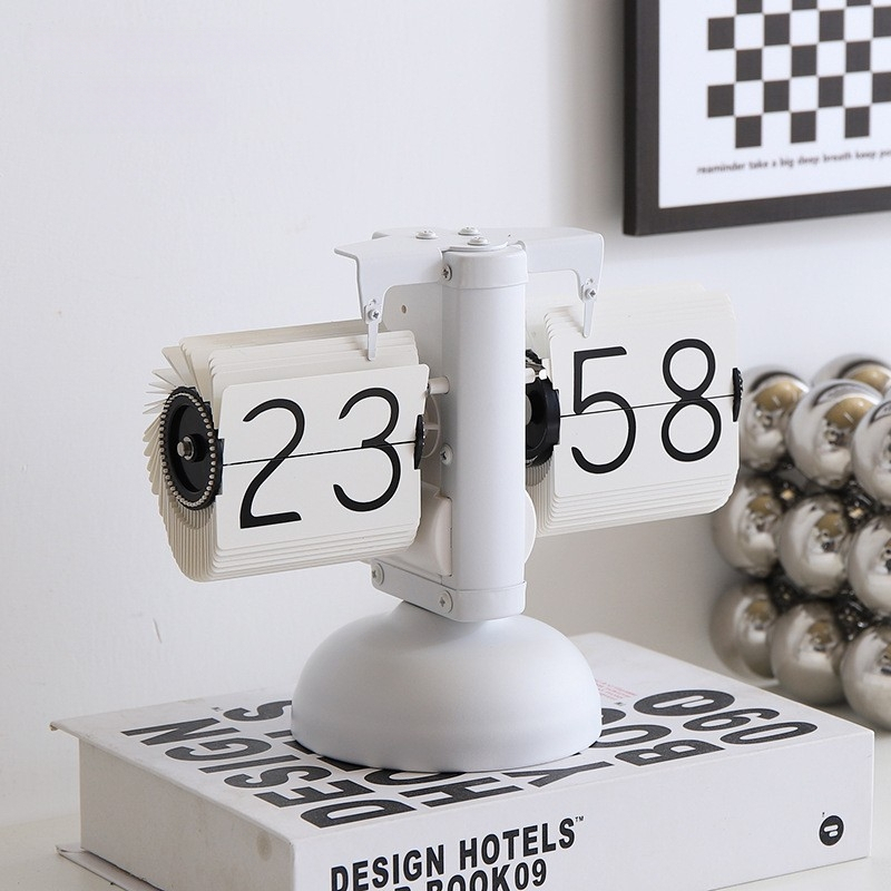 Pulkstenis ar bateriju, metāla korpusu un cipferiem, mūsdienīgs minimālisma stils.