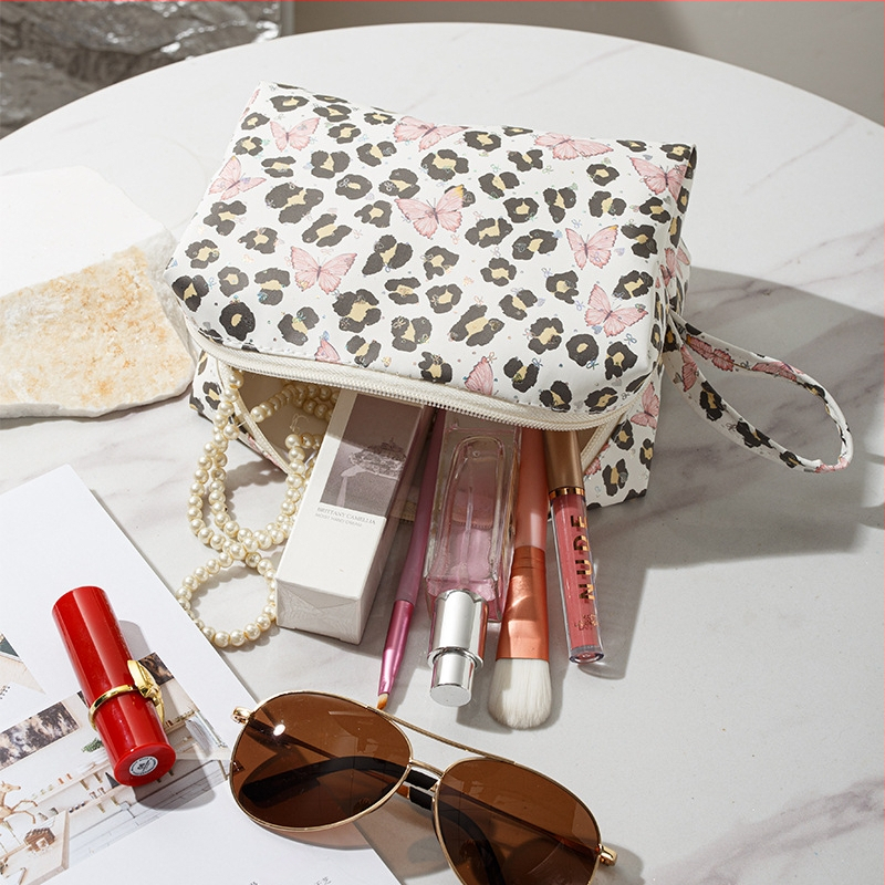Дамска козметична чанта с леопардов принт — преносима, голям капацитет за пътуване; изработена от плат, подплата канвас, цип