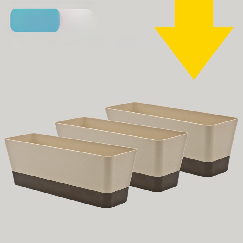 Plastikinis vazonas sukulentams, stovintis ant grindų, paprastas stilius, namų sodininkystei.