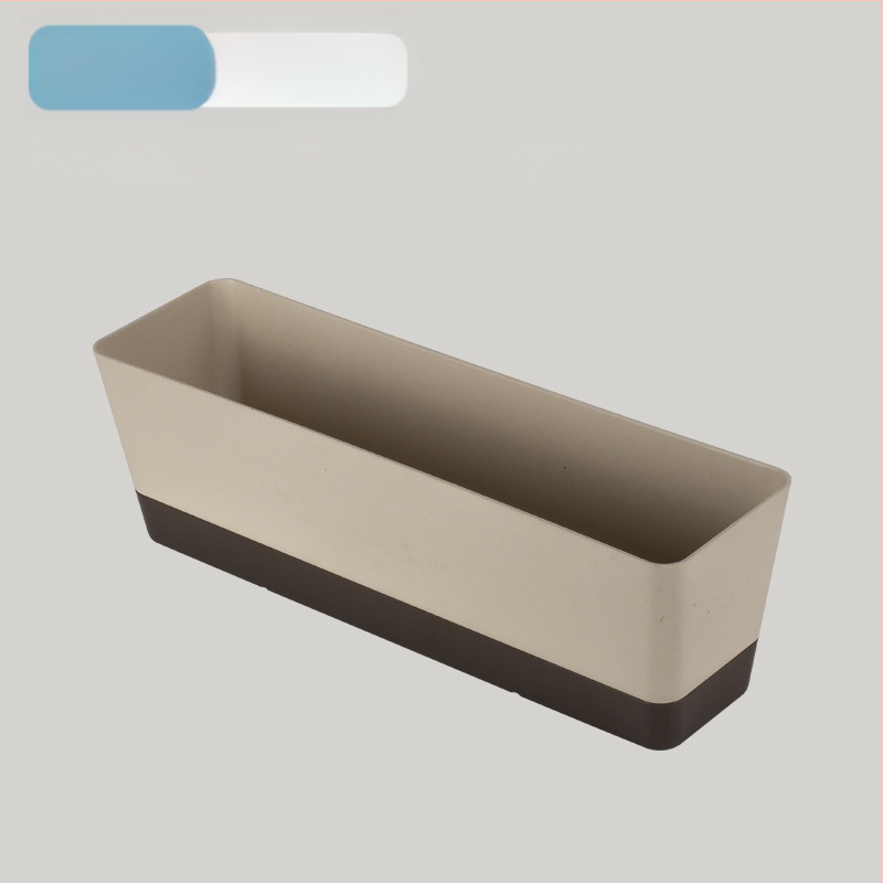 Plastikinis vazonas sukulentams, stovintis ant grindų, paprastas stilius, namų sodininkystei.