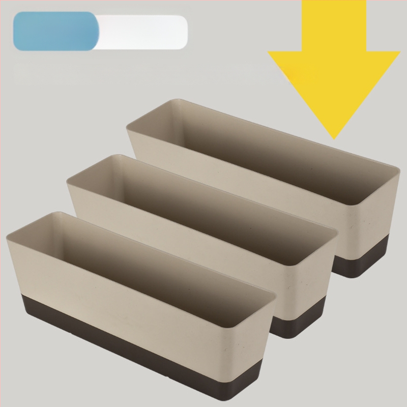 Plastikinis vazonas sukulentams, stovintis ant grindų, paprastas stilius, namų sodininkystei.