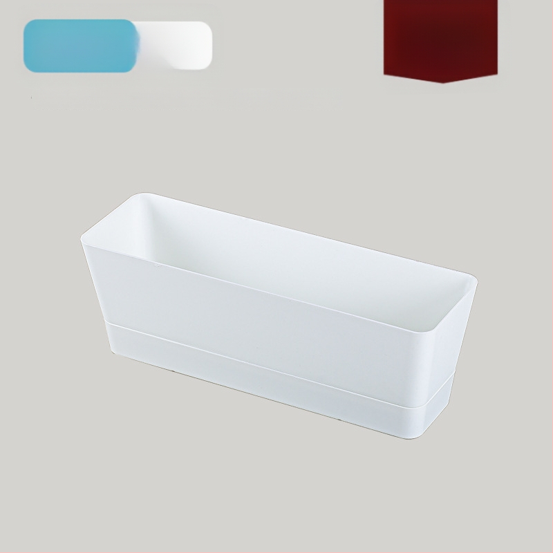 Plastikinis vazonas sukulentams, stovintis ant grindų, paprastas stilius, namų sodininkystei.