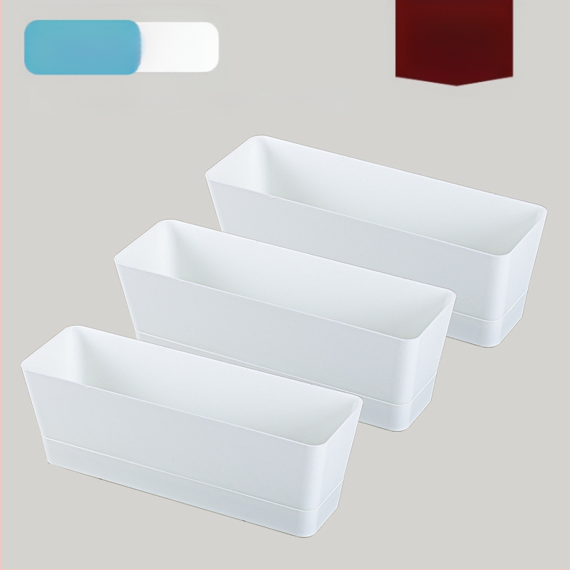 Plastikinis vazonas sukulentams, stovintis ant grindų, paprastas stilius, namų sodininkystei.