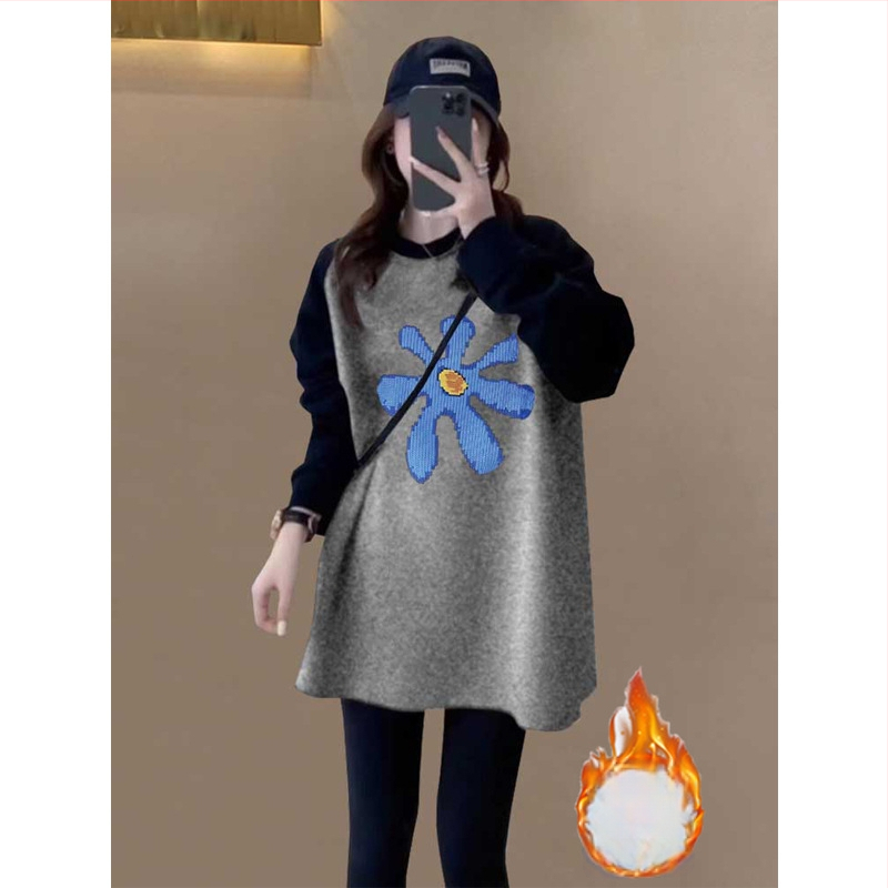 Γυναικείο τοπ βάσης με μέσο μήκος, δύο-τόνο βελούδινο βουρτσισμένο ύφασμα, μακριά μανίκια, στρογγυλή λαιμόκηψη, χαλαρή εφαρμογή, ύφασμα από γούνα κουνελιού, μοτίβο με γράμματα, άνοιξη