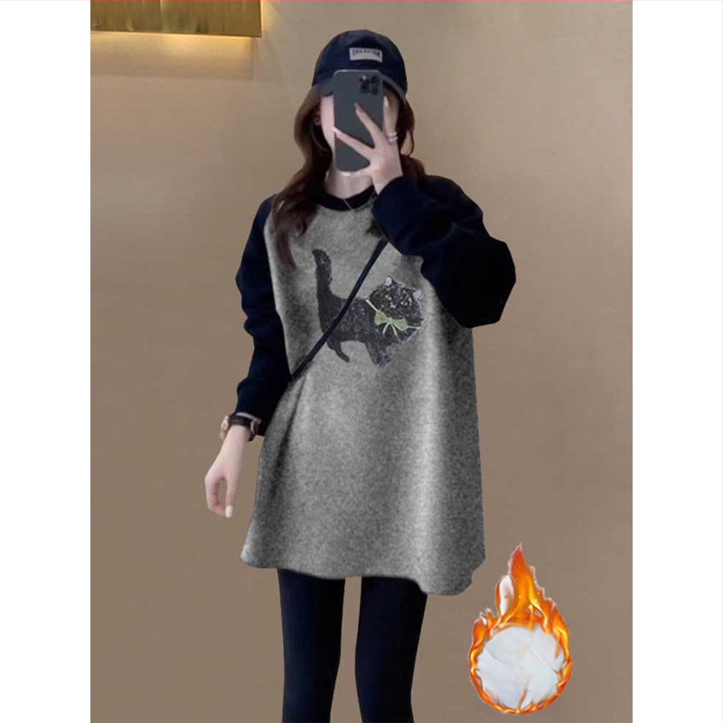 Γυναικείο τοπ βάσης με μέσο μήκος, δύο-τόνο βελούδινο βουρτσισμένο ύφασμα, μακριά μανίκια, στρογγυλή λαιμόκηψη, χαλαρή εφαρμογή, ύφασμα από γούνα κουνελιού, μοτίβο με γράμματα, άνοιξη