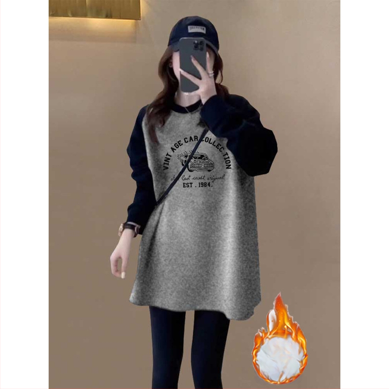 Γυναικείο τοπ βάσης με μέσο μήκος, δύο-τόνο βελούδινο βουρτσισμένο ύφασμα, μακριά μανίκια, στρογγυλή λαιμόκηψη, χαλαρή εφαρμογή, ύφασμα από γούνα κουνελιού, μοτίβο με γράμματα, άνοιξη