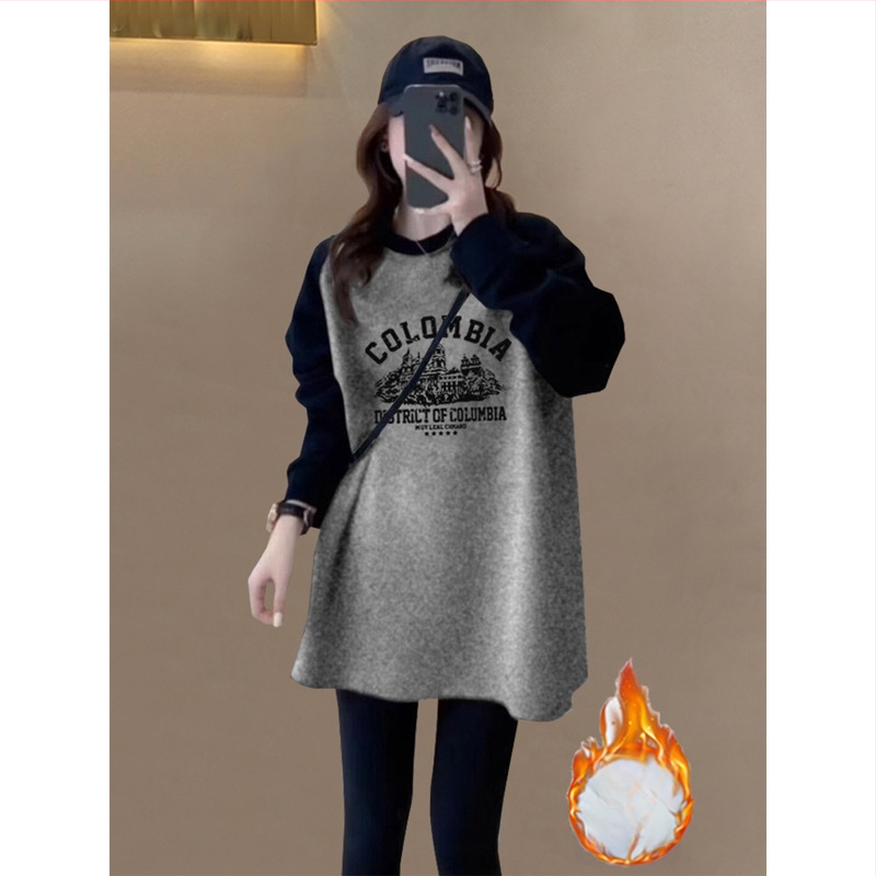 Γυναικείο τοπ βάσης με μέσο μήκος, δύο-τόνο βελούδινο βουρτσισμένο ύφασμα, μακριά μανίκια, στρογγυλή λαιμόκηψη, χαλαρή εφαρμογή, ύφασμα από γούνα κουνελιού, μοτίβο με γράμματα, άνοιξη