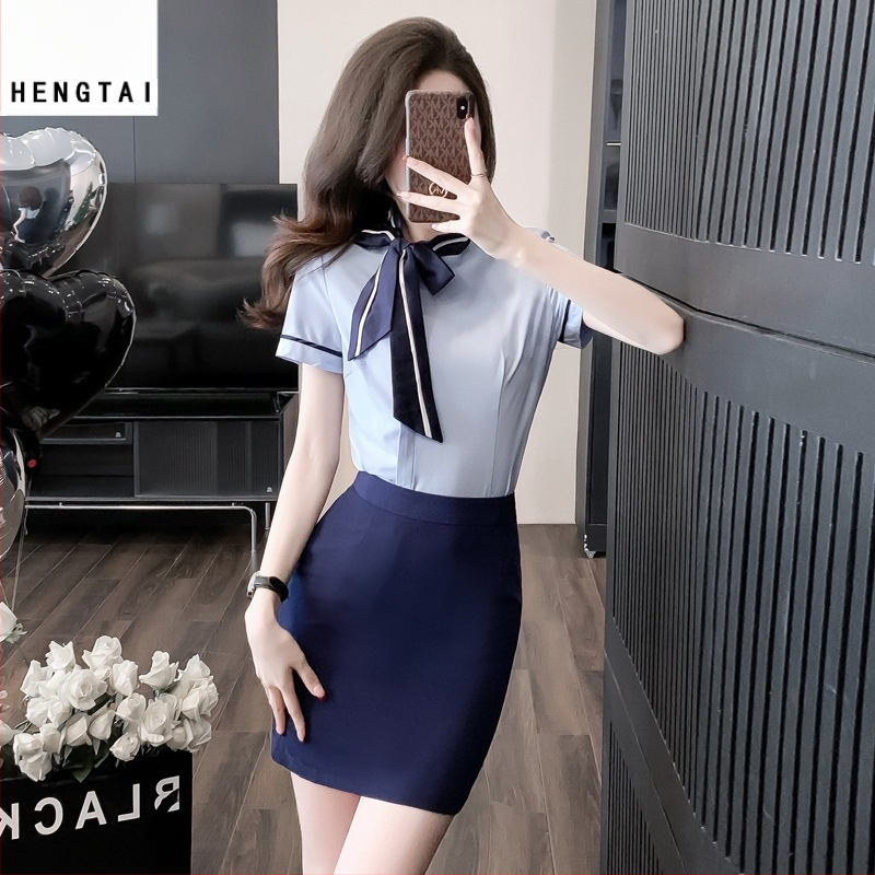 OL uniformas komplekts: blūze ar īsu svārku, regulāras piedurknes, 3/4 garuma piedurknes, OL commuter stilā, poliesteru maisījums 30–50%, pavasaris 2024