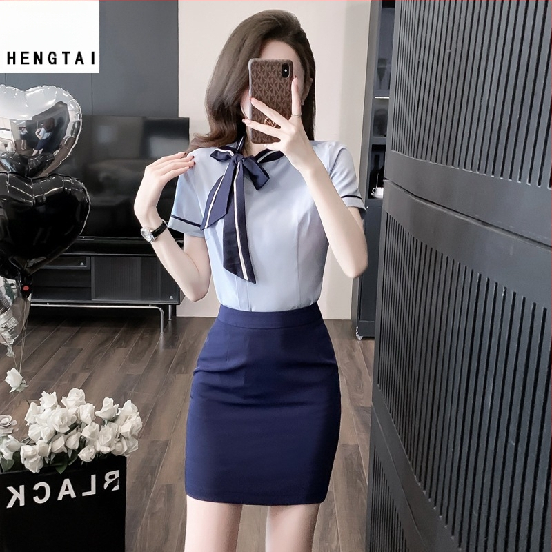 OL uniformas komplekts: blūze ar īsu svārku, regulāras piedurknes, 3/4 garuma piedurknes, OL commuter stilā, poliesteru maisījums 30–50%, pavasaris 2024