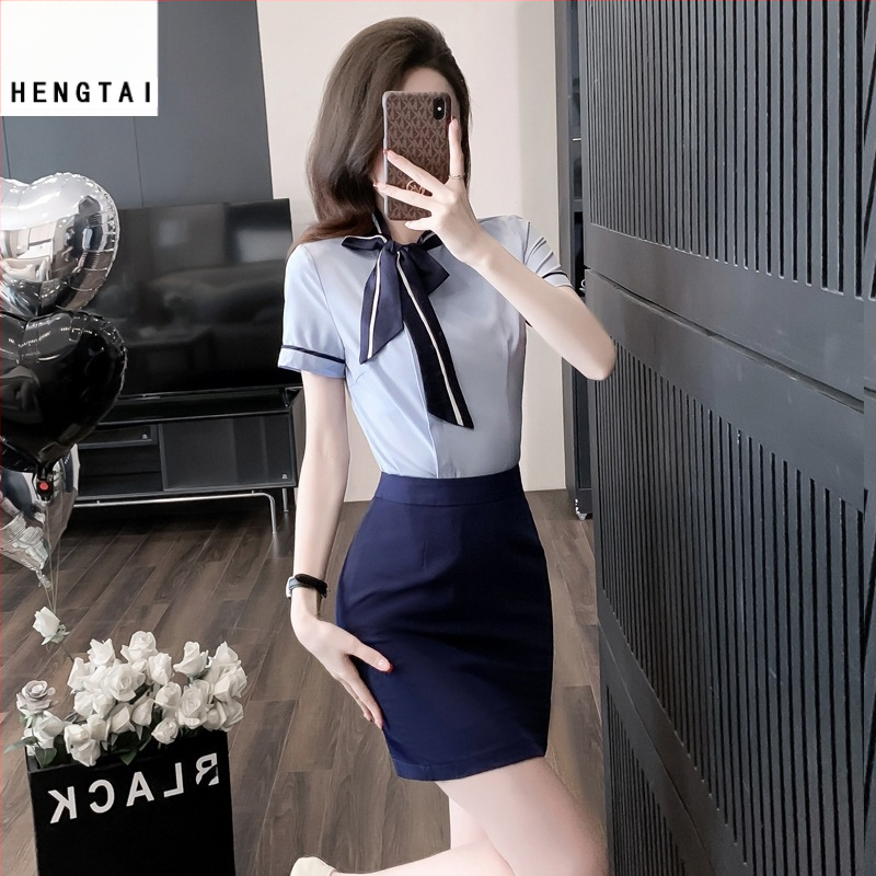 OL uniformas komplekts: blūze ar īsu svārku, regulāras piedurknes, 3/4 garuma piedurknes, OL commuter stilā, poliesteru maisījums 30–50%, pavasaris 2024