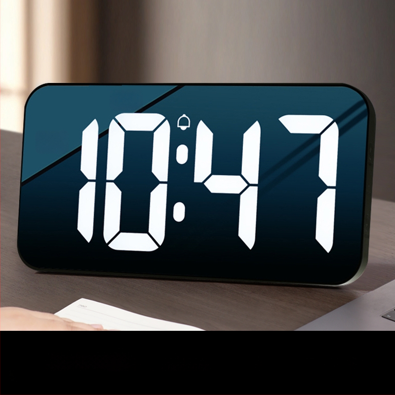 Galda pulkstenis ar LED displeju, klusa darbība, Snooze funkcija un nakts apgaismojums; barošanas no baterijām