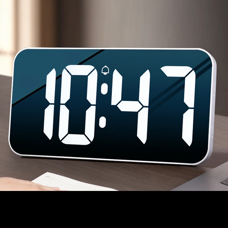 Galda pulkstenis ar LED displeju, klusa darbība, Snooze funkcija un nakts apgaismojums; barošanas no baterijām