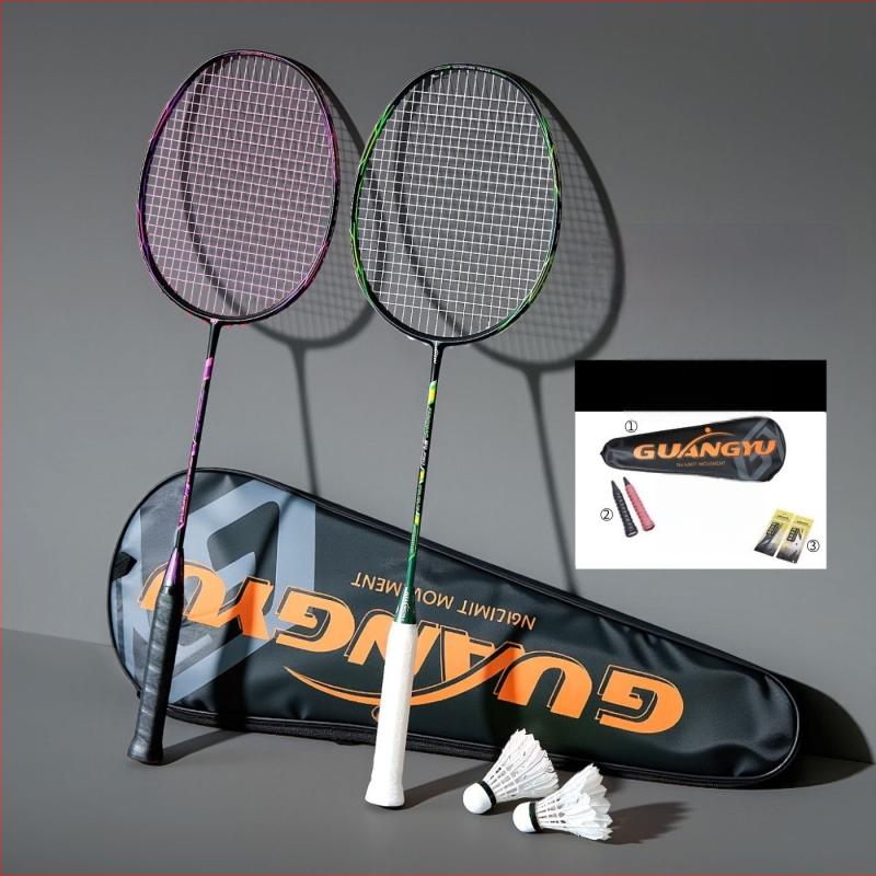 Profesionāla badminton rakete, ultralakna oglekļa šķiedras rāmis, neilona stīgas, mērena stingrība, universāla, iekļauts grip lente un raketes soma