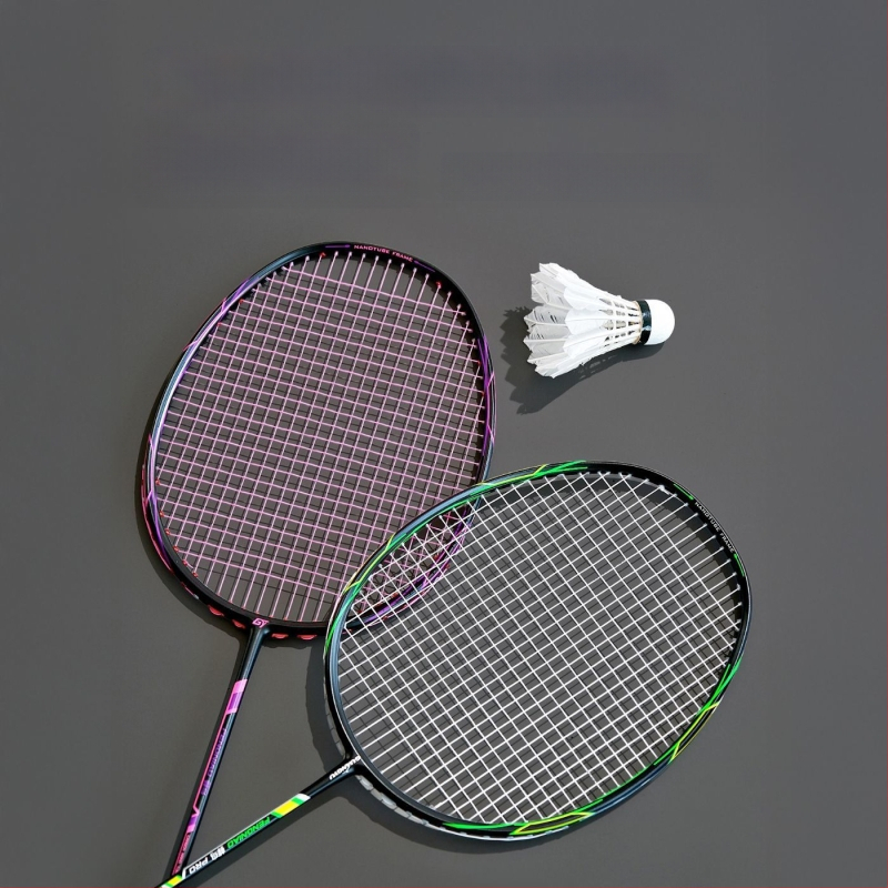 Profesionāla badminton rakete, ultralakna oglekļa šķiedras rāmis, neilona stīgas, mērena stingrība, universāla, iekļauts grip lente un raketes soma