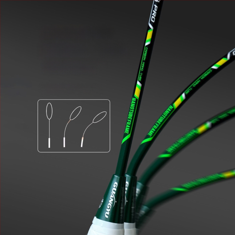 Profesionāla badminton rakete, ultralakna oglekļa šķiedras rāmis, neilona stīgas, mērena stingrība, universāla, iekļauts grip lente un raketes soma