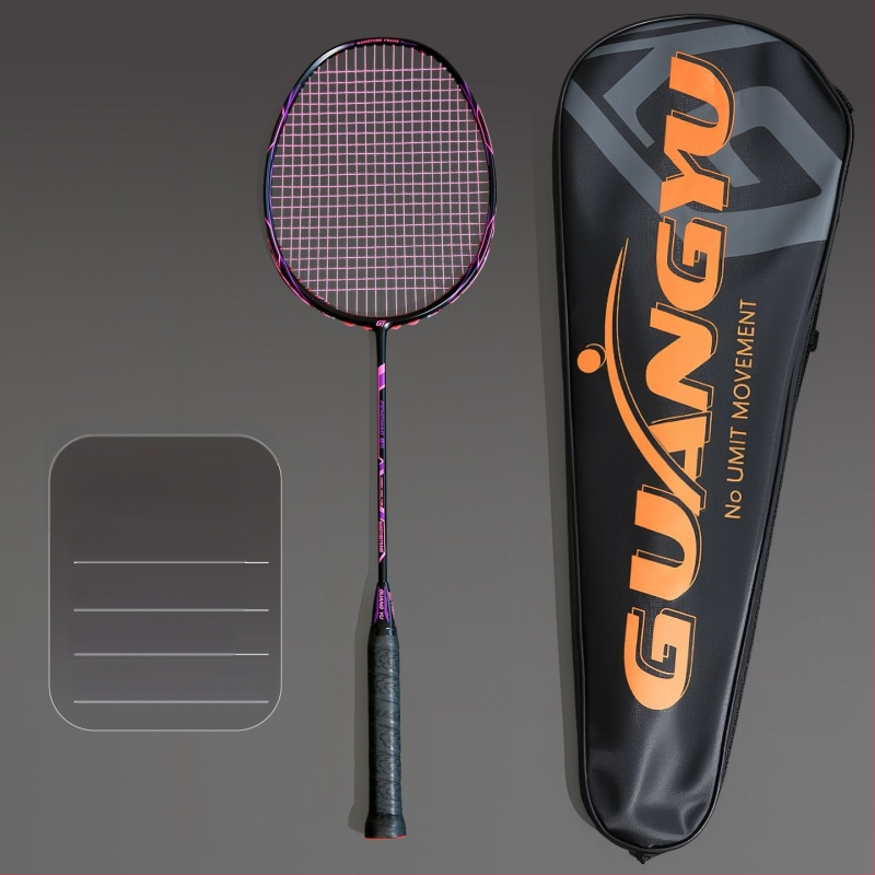 Profesionāla badminton rakete, ultralakna oglekļa šķiedras rāmis, neilona stīgas, mērena stingrība, universāla, iekļauts grip lente un raketes soma