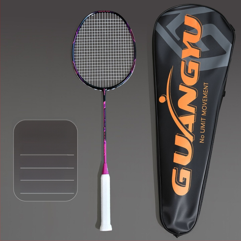 Profesionāla badminton rakete, ultralakna oglekļa šķiedras rāmis, neilona stīgas, mērena stingrība, universāla, iekļauts grip lente un raketes soma
