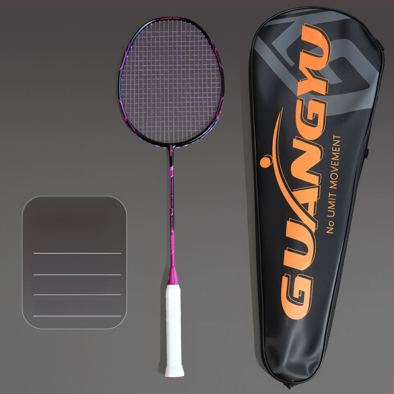 Profesionāla badminton rakete, ultralakna oglekļa šķiedras rāmis, neilona stīgas, mērena stingrība, universāla, iekļauts grip lente un raketes soma