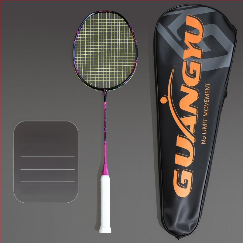 Profesionāla badminton rakete, ultralakna oglekļa šķiedras rāmis, neilona stīgas, mērena stingrība, universāla, iekļauts grip lente un raketes soma