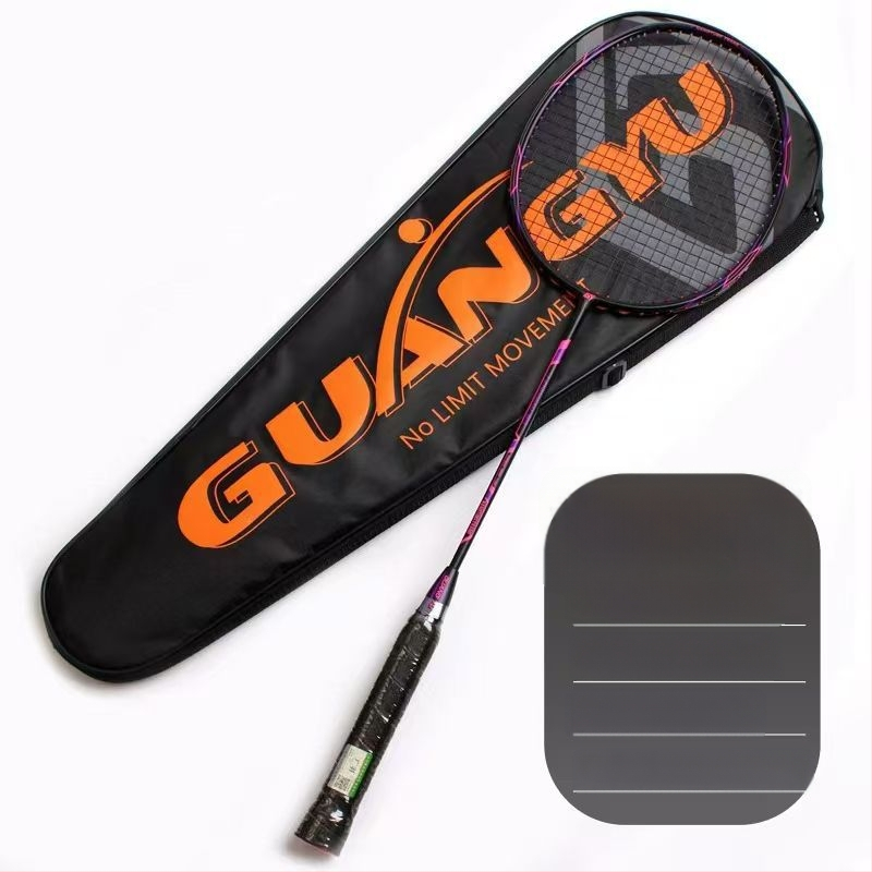 Profesionāla badminton rakete, ultralakna oglekļa šķiedras rāmis, neilona stīgas, mērena stingrība, universāla, iekļauts grip lente un raketes soma