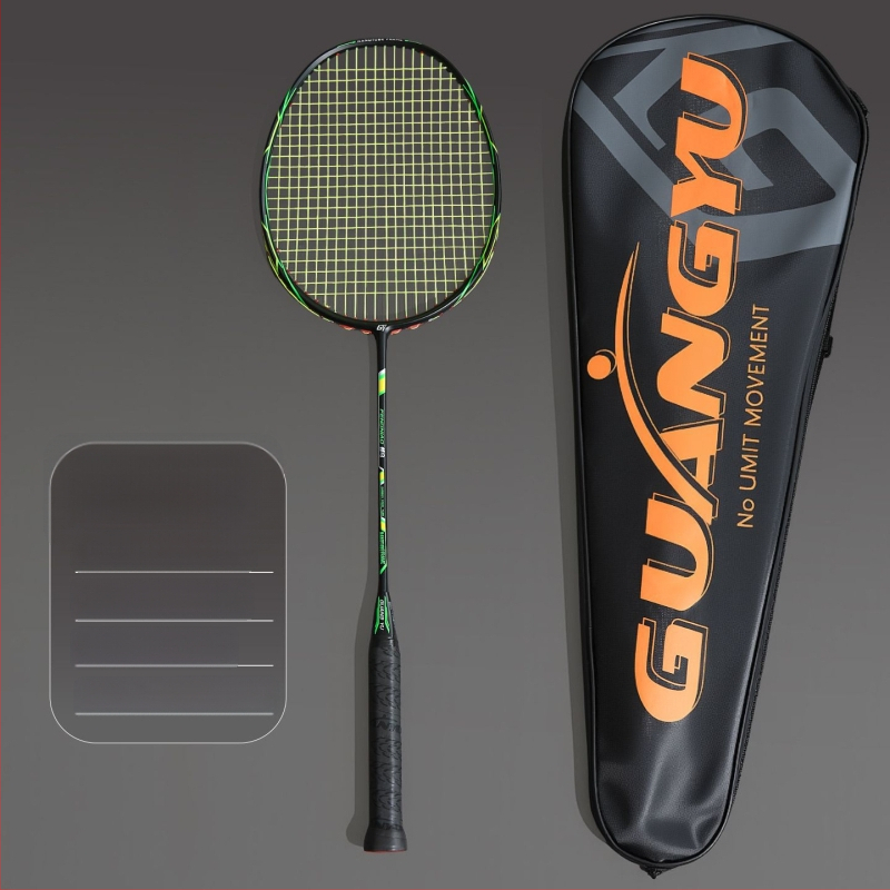 Profesionāla badminton rakete, ultralakna oglekļa šķiedras rāmis, neilona stīgas, mērena stingrība, universāla, iekļauts grip lente un raketes soma