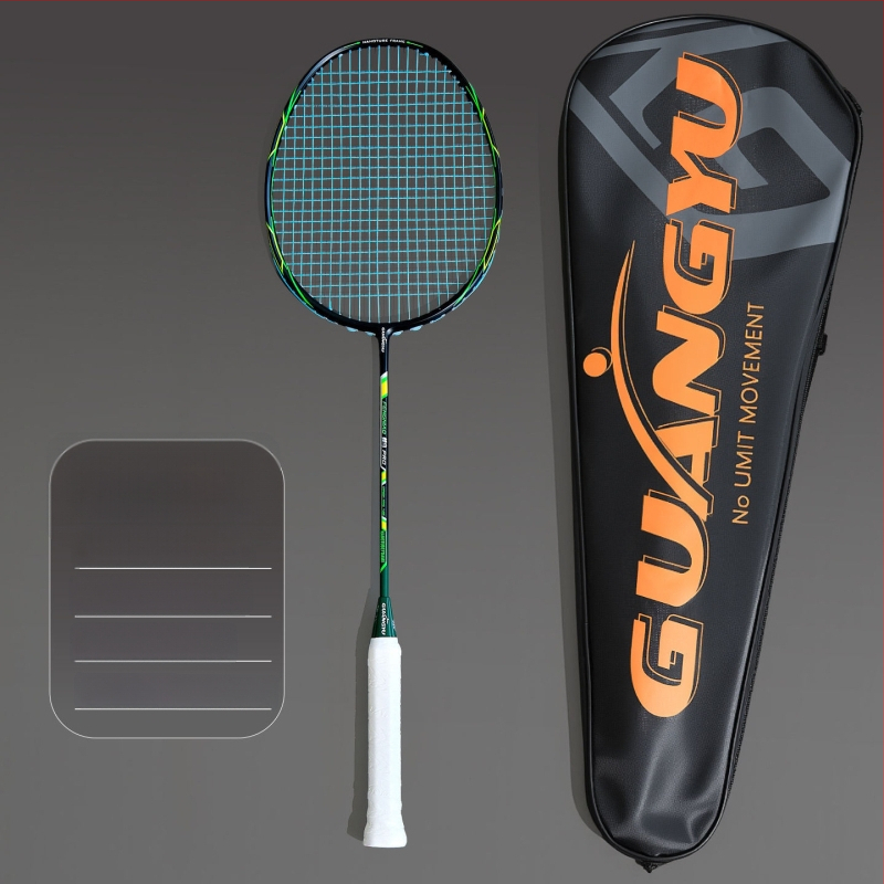 Profesionāla badminton rakete, ultralakna oglekļa šķiedras rāmis, neilona stīgas, mērena stingrība, universāla, iekļauts grip lente un raketes soma