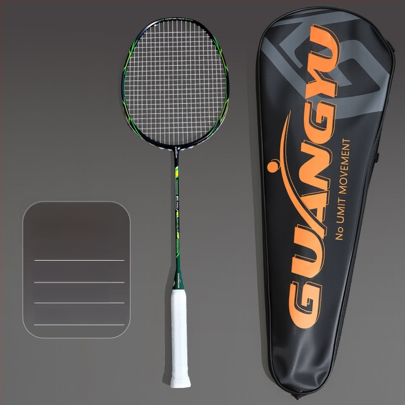 Profesionāla badminton rakete, ultralakna oglekļa šķiedras rāmis, neilona stīgas, mērena stingrība, universāla, iekļauts grip lente un raketes soma