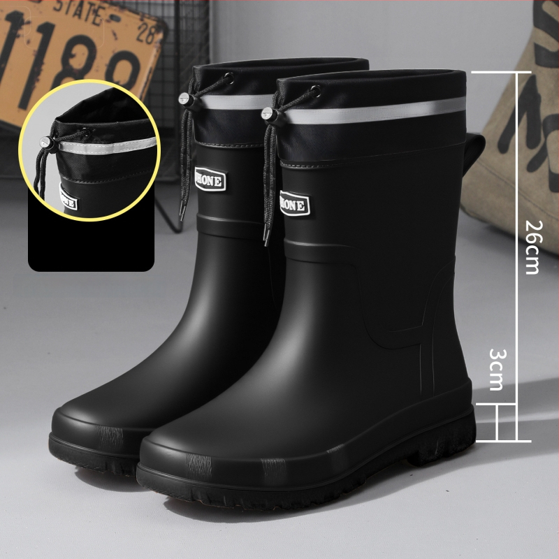 Vīriešu vidēja garuma lietus zābaki – ūdensdroši, ar anti‑slīdējošu zoli, iekšpusē mākslīgā kažokāda un sietveida oderes, ar vienāgabā izliektu zoli