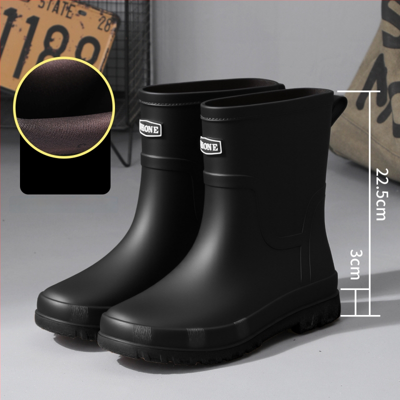 Vīriešu vidēja garuma lietus zābaki – ūdensdroši, ar anti‑slīdējošu zoli, iekšpusē mākslīgā kažokāda un sietveida oderes, ar vienāgabā izliektu zoli