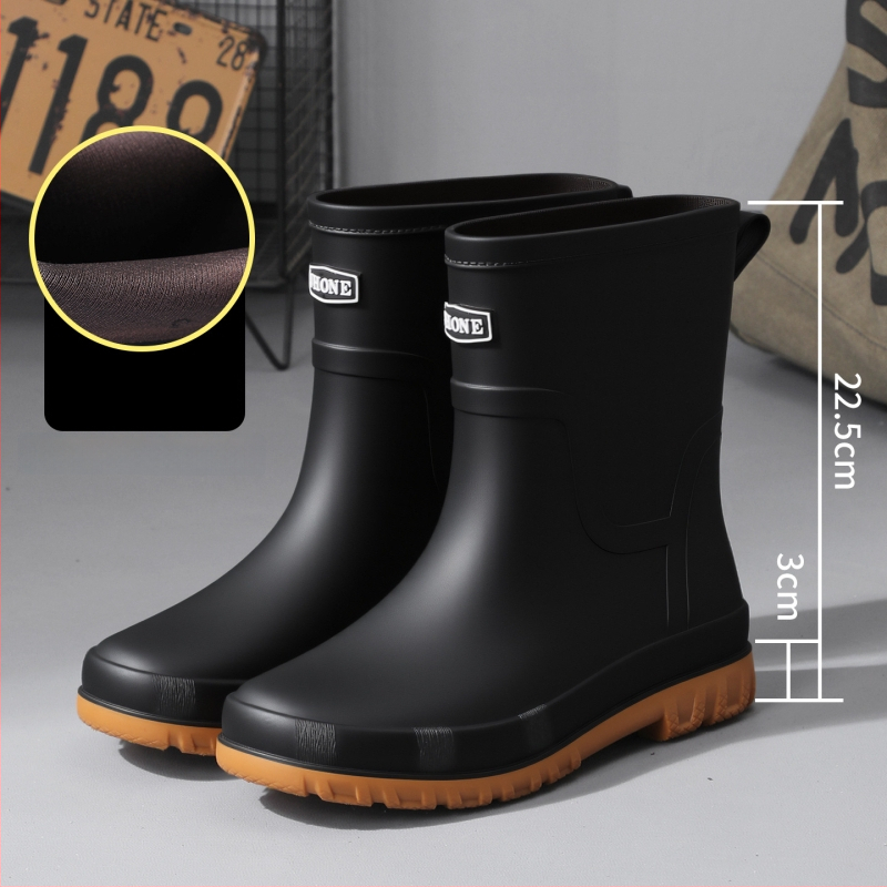 Vīriešu vidēja garuma lietus zābaki – ūdensdroši, ar anti‑slīdējošu zoli, iekšpusē mākslīgā kažokāda un sietveida oderes, ar vienāgabā izliektu zoli