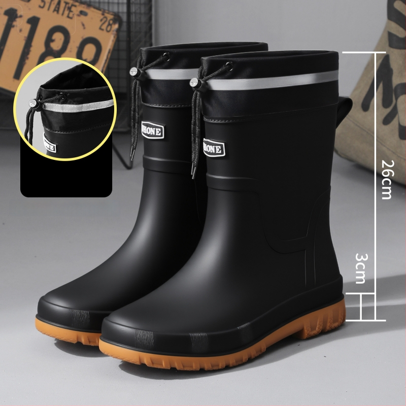 Vīriešu vidēja garuma lietus zābaki – ūdensdroši, ar anti‑slīdējošu zoli, iekšpusē mākslīgā kažokāda un sietveida oderes, ar vienāgabā izliektu zoli