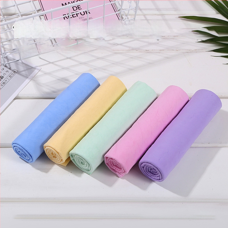 PVA anyagú sporttörölköző, síkreliefes szövés, 8 szálas egyszálas fonal, 141 g, hűsítő és gyorsan száradó (vízfelvétel 5–10 s)