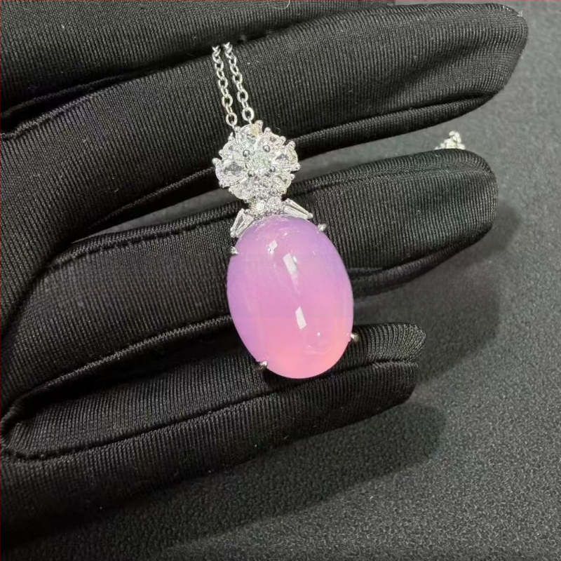 Kvarcinio chalcedono kvadratinis pakabukas, sidabru dengtas įterpimu, natūralus medžiaga, aiškumas Si2