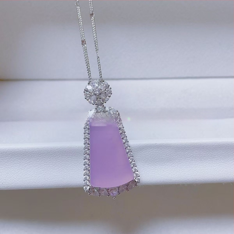 Kvarcinio chalcedono kvadratinis pakabukas, sidabru dengtas įterpimu, natūralus medžiaga, aiškumas Si2